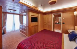 Cunard Queen Victoria Accommodation Master Suite 2.jpg